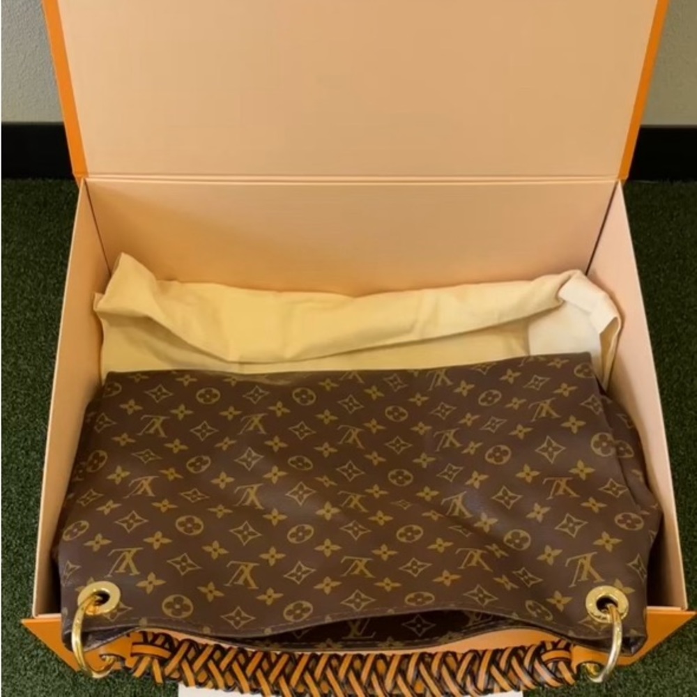 Limited Edition Louis Vuitton- Monogram braided artsy mm safran imperial